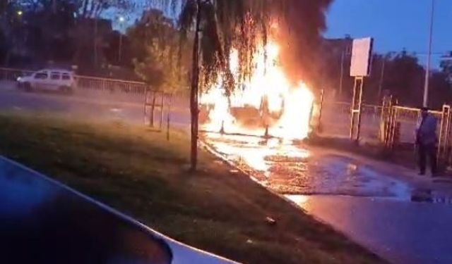 Arnavutköy'de seyir halindeki kamyonet alev topuna döndü