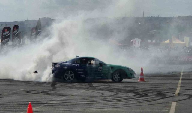 Asfaltı yakıp geçtiler: Tekirdağ'da nefes kesen drift şovu