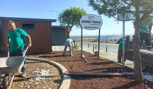 Ayvalık Belediyesi Park Bahçeler Müdürlüğü çalışanlarının mesaisi bitmiyor