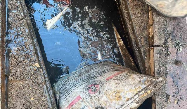 Ayvalık'ta kanalizasyon şebekesinden bir çuval kömür çıktı