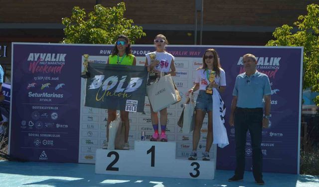 Ayvalık'ta yarı maratonun şampiyonları ödüllerini aldı