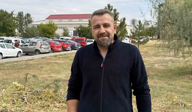 Bahçesinde sürünen yılanı fark etti, korkusuzca eline alıp sevdi