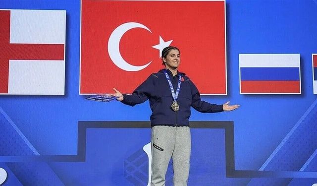 Bakan Bak'tan milli boksörlere tebrik mesajı