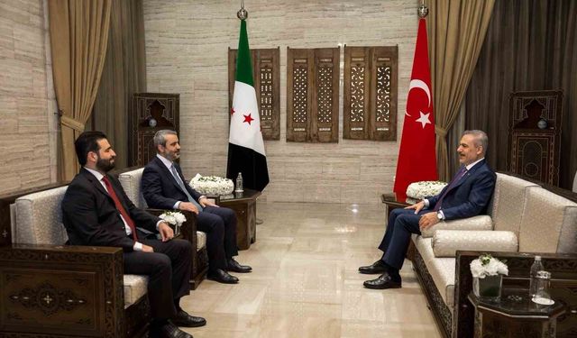 Bakan Fidan, Suriyeli mevkidaşı Şeybani ve Suriye İçişleri Bakanı Hattab ile üçlü görüşme gerçekleştirdi