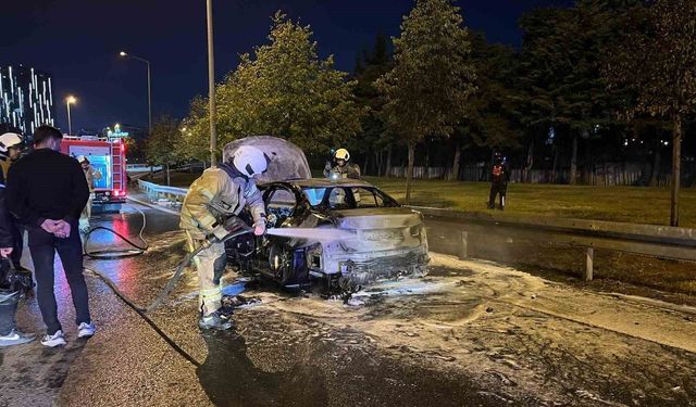 Bakırköy'de otomobil alev topuna döndü