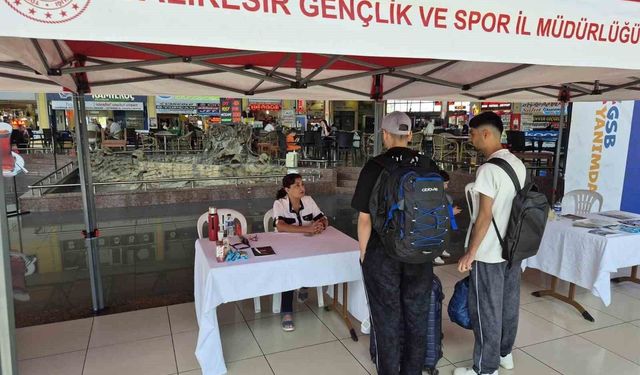 Balıkesir'de üniversite öğrencileri terminalde karşılandı