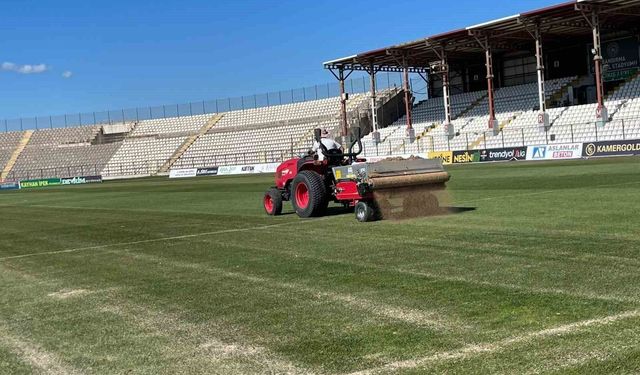 Bandırma'da 17 Eylül Stadı'nın çim zemini bakıma alındı