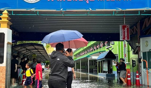 Bangkok'u sel vurdu: 50 ilçenin tamamı afet bölgesi ilan edildi