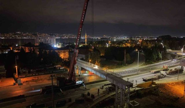 Başiskele Kavşağı'nda 80 tonluk tabliye gece operasyonuyla yerine konuldu