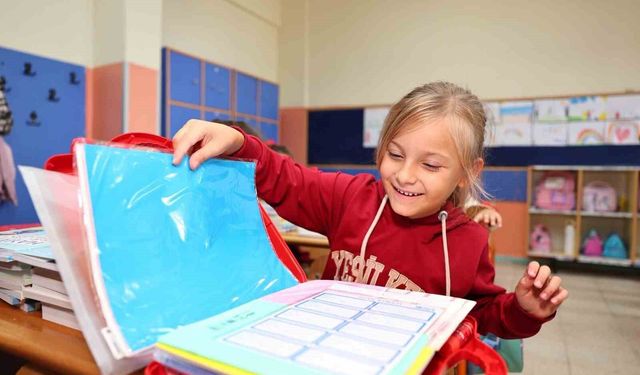 Başiskele'de miniklere kırtasiye hediyesi