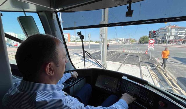 Başkan Altay, tamamlanan Adliye-Şehir Hastanesi Tramvay Hattı'nda test sürüşü yaptı