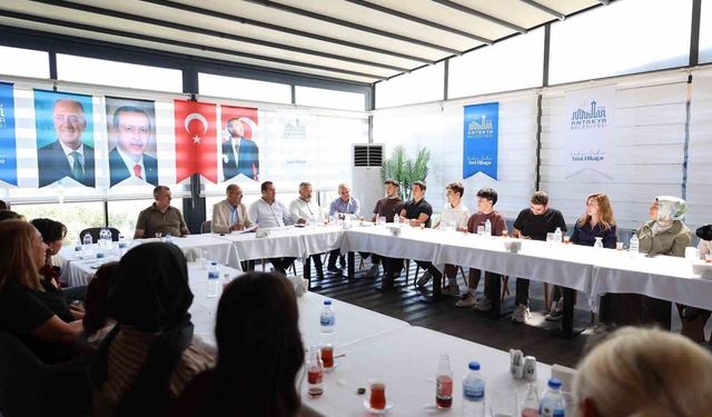 Başkan İbrahim Naci Yapar, YKS'de dereceye giren öğrencilerle bir araya geldi