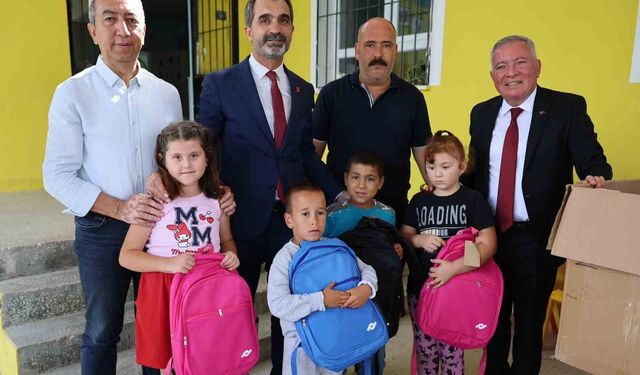 Başkan Kepenek öğrencilerle buluştu ve çantalarını hediye etti