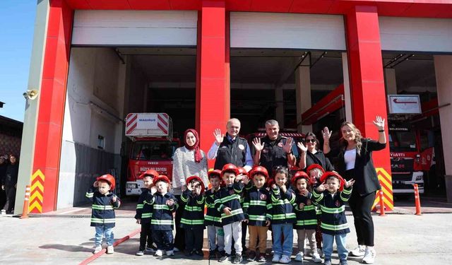 Başkan Özlü itfaiye personeline tesbih hediye etti, miniklerle su tuttu