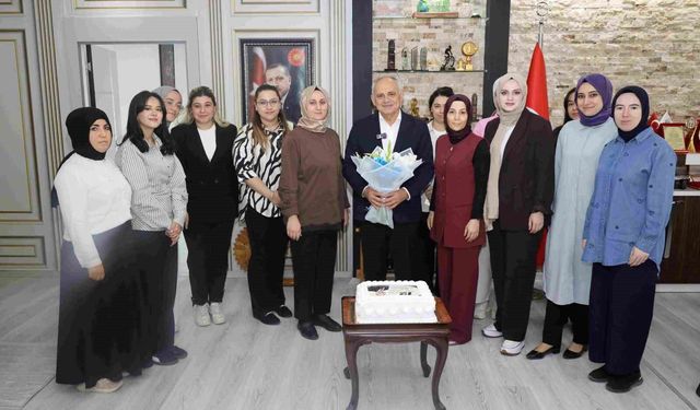 Başkan Öztürk'e personelden doğum günü sürprizi