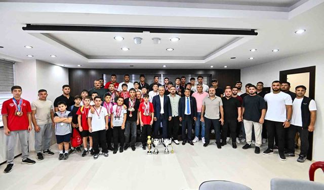 Başkan Uysal, Muratpaşa Belediyespor güreşçileriyle bir araya geldi