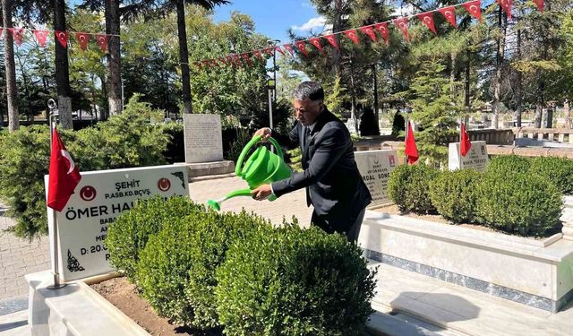 Başsavcı Tuncay'dan şehit Ömer Halisdemir'in kabrine ziyaret