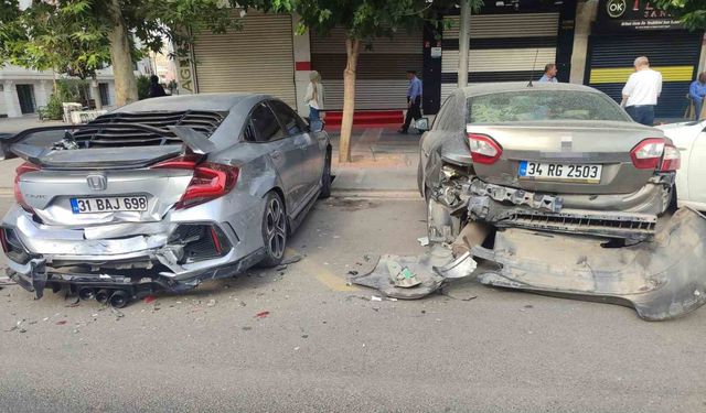 Batman'da otomobil park halindeki 2 araca çarptı: Sürücü kaçtı