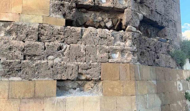 Bayburt Kalesi'nin girişinde düşme riski bulunan taşlar 2027 yatırım programına teklif edildi