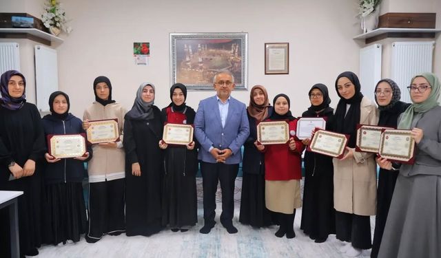 Bayburt'ta hafızlık eğitimini tamamlayan öğrencilere belgeleri verildi