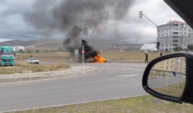 Bayburt'ta kamyonet kasasındaki jeneratör alev alev yandı