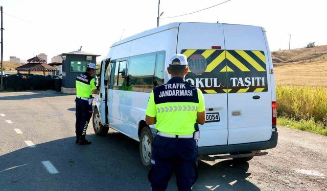 Bayburt'ta okul çevreleri ve servis araçları denetlendi