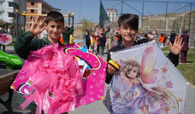 Bayburt'ta uçurtmalar Filistinli çocuklar için gökyüzüne bırakıldı