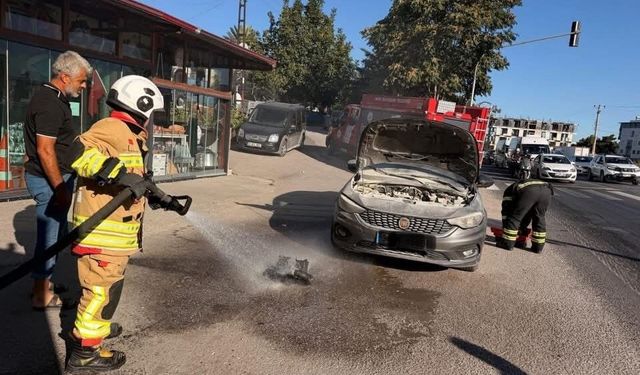 Belen'de otomobilin motorundan alev yükseldi