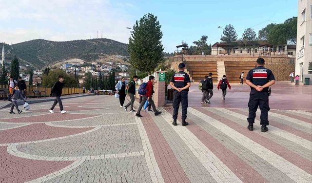 Bilecik'te okul çevrelerinde sıkı denetim: 397 şahıs kontrol edildi