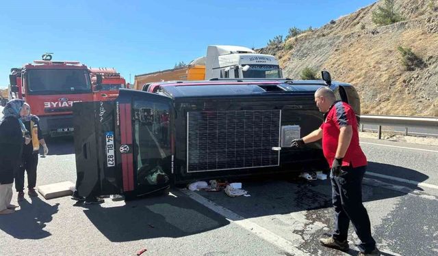 Bilecik'te ticari araç devrildi: 3 yaralı