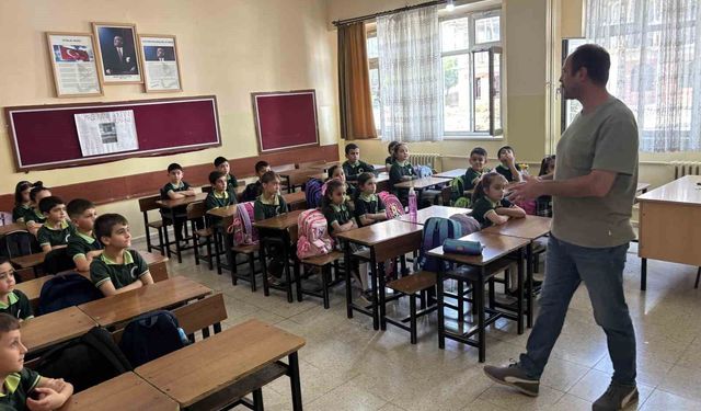 Bingöl'de ilk ders zili çaldı, öğrenciler sıralarda yerini aldı