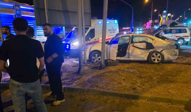 Bingöl'de otomobil ile tır çarpıştı: 5 yaralı