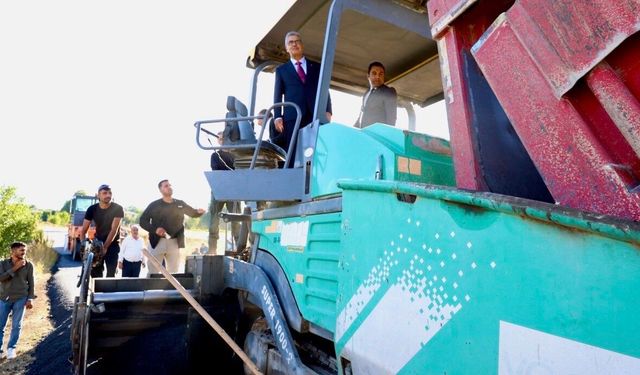 Bingöl'ün köy yollarında sıcak asfalt çalışması sürüyor