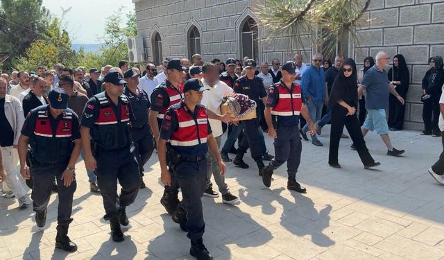 Bir babanın en zor sınavı: Kazada ölen bebeğinin tabutunu böyle taşıdı