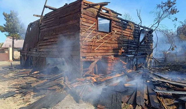 Bolu'da ahşap ev çıkan yangında küle döndü
