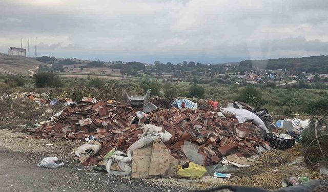 Bolu'da iki köyü birbirine bağlayan yol çöplüğe döndü