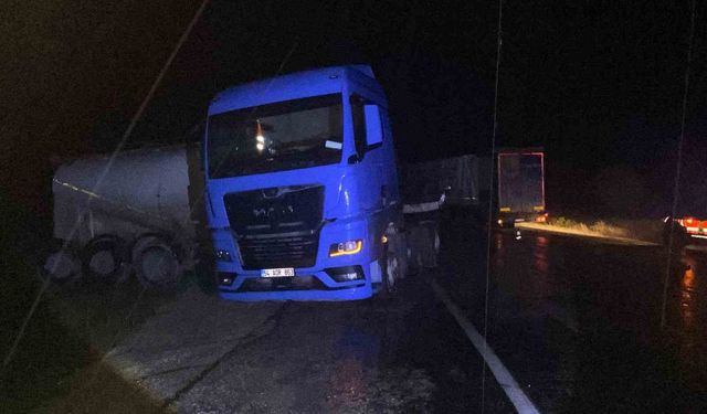 Bolu'da yağmurda kayan tır kazaya neden oldu: 2 yaralı