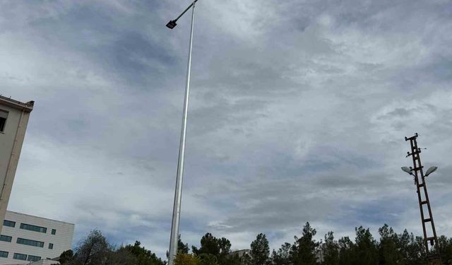 Boyabat'ta elektrik hatları yer altına alındı, yeni aydınlatma direkleri dikildi