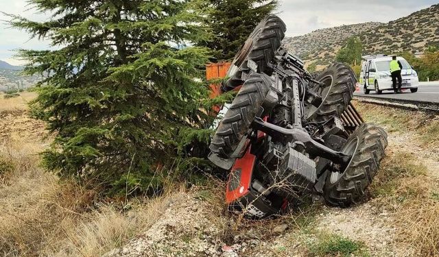 Burdur'da traktör devrildi, sürücüsü yaralandı
