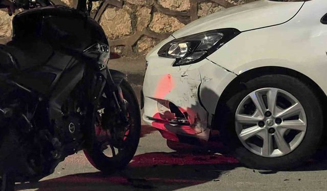 Bursa'da kontrolden çıkan motosiklet park halindeki araca çarptı: 2 yaralı