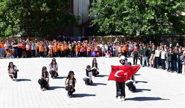 Çatak'ta İlköğretim Haftası kutlandı