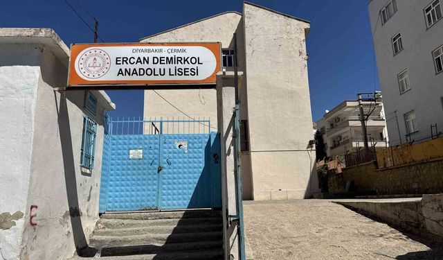 Çermikte yarım asırlık okul yıkılıyor