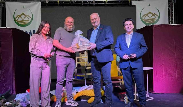 Çilimli'de tiyatro keyfi 'Hangisi Gerçek?' sahnelendi