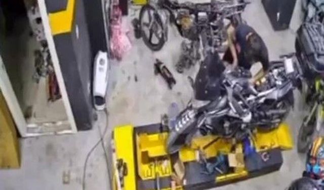 Çırağının çalışkanlığını karşılıksız bırakmadı, taksitle aldığı motosikleti hediye etti