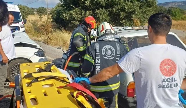 Çivril'de iki otomobil çarpıştı: 5 yaralı