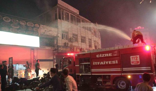 Cizre'deki galibiyet kutlamalarında 3 iş yeri ve 1 araç yandı: 1 itfaiye eri yaralandı