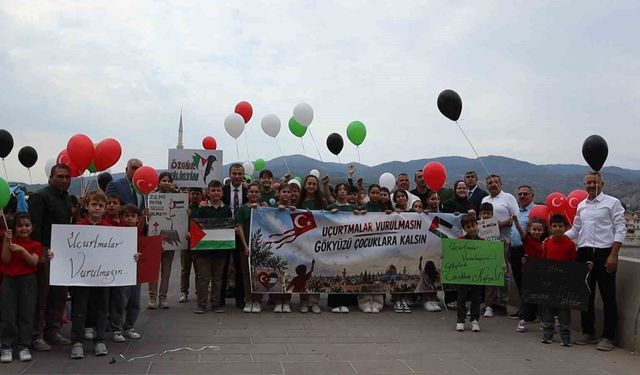 Çorum'da balonlar ve uçurtmalar Gazzeli çocuklar için gökyüzüne bırakıldı