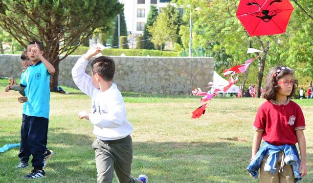 Çorum'da çocuklar, savaş bölgelerindeki akranları için gökyüzüne balon ve uçurtma bıraktı