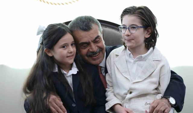 Cumhurbaşkanı Erdoğan ile şarkı söyleyen minik müzisyenlerden Bakan Tekin'e ziyaret