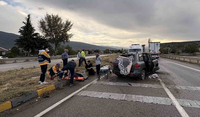 D100'de otomobil refüje çarptı: 3 yaralı